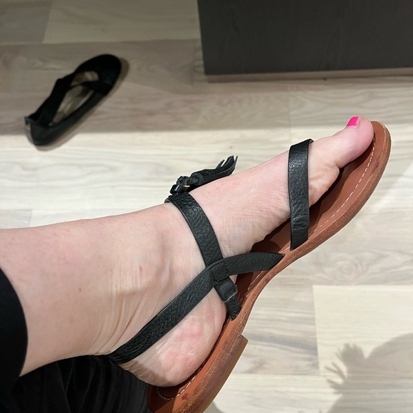 Kate Spade black leather sandals with gold buckle and tassle detailing size 7 - Picture 4 of 6